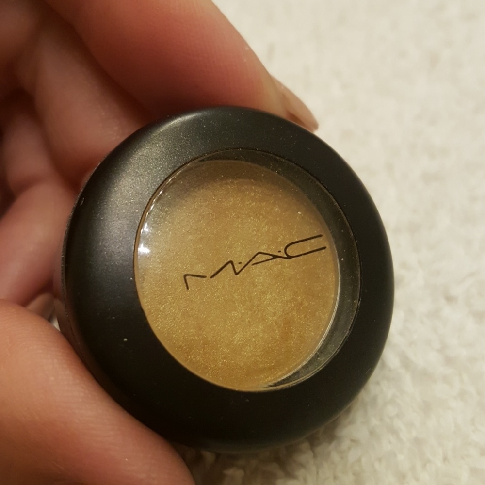 MAC eyeshadow gorgeous gold